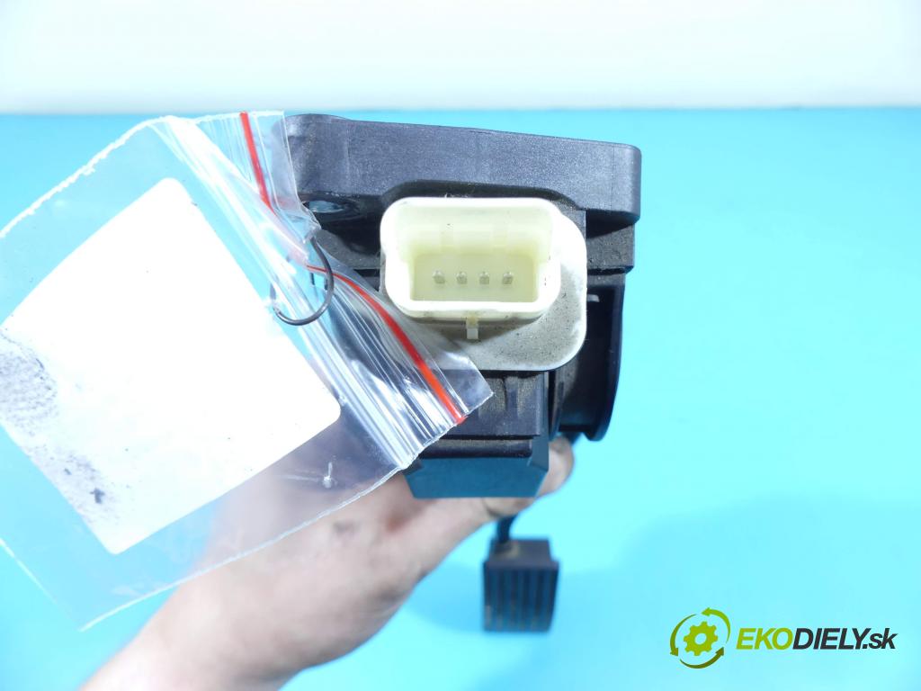 Peugeot 407 1.6 hdi 109 HP manual 80 kW 1560 cm3 4- pedále F00C3E2429 (Pedále)