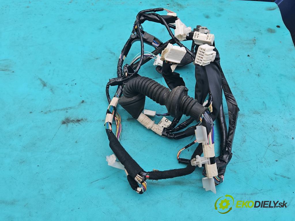 Toyota Corolla E16/E18  2013-2019 1.6 16v 132  HP manual 97 kW 1598 cm3 4- Zväzok: dvere predné vľavo: 82152-OZ630