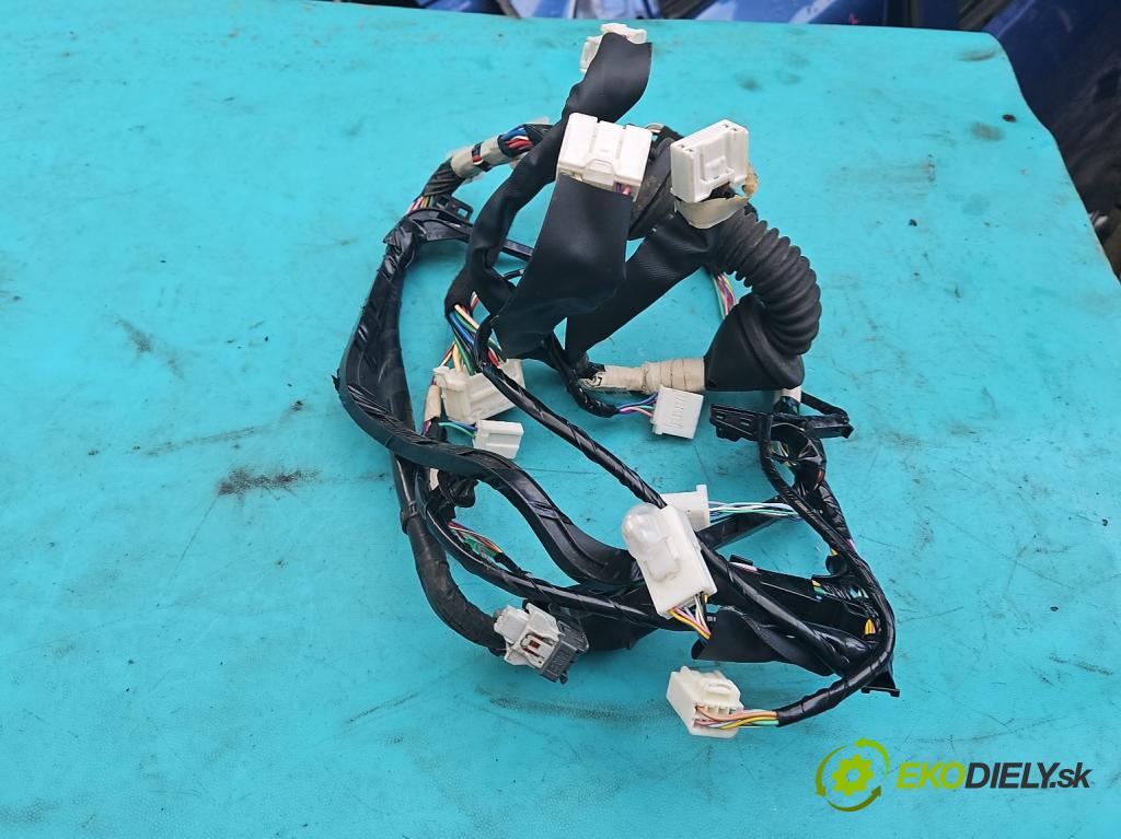 Toyota Corolla E16/E18  2013-2019 1.6 16v 132  HP manual 97 kW 1598 cm3 4- Zväzok: dvere predné vľavo: 82152-OZ630