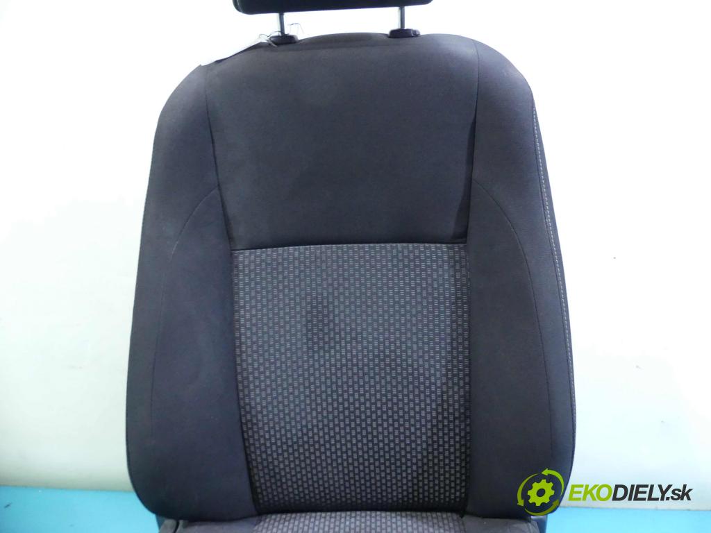 Toyota Corolla E16/E18  2013-2019 1.6 16v 132  HP manual 97 kW 1598 cm3 4- Sedačka pravý  (Sedačky, sedadlá)