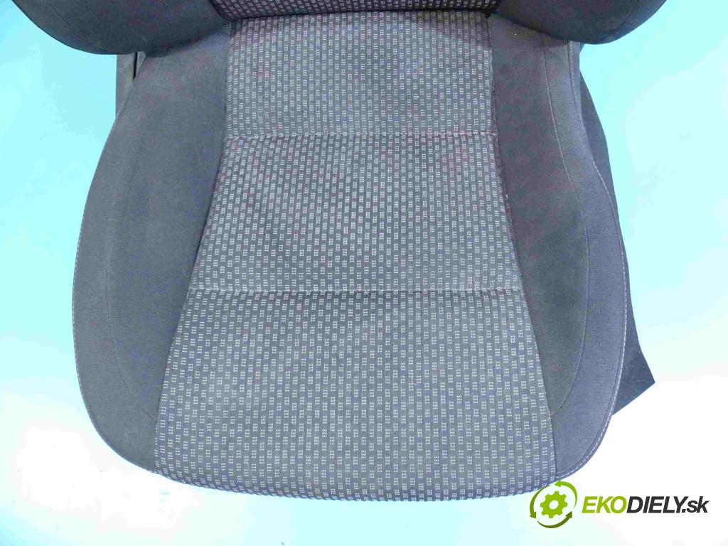 Toyota Corolla E16/E18  2013-2019 1.6 16v 132  HP manual 97 kW 1598 cm3 4- Sedačka pravý  (Sedačky, sedadlá)