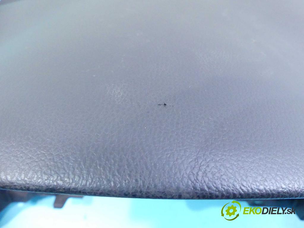 Toyota Auris II 2012-2018 1.6 D4D 111KM manual 82 kW 1598 cm3 5- kokpit,pristrojová doska rozdeľovacia