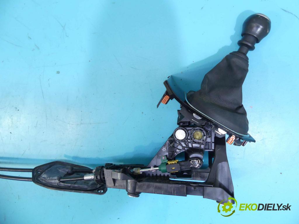 Toyota Auris II 2012-2018 1.6 D4D 111KM manual 82 kW 1598 cm3 5- Páka: Změny: stupeň,rýchlosť  (Rýchlostné páky / kulisy)