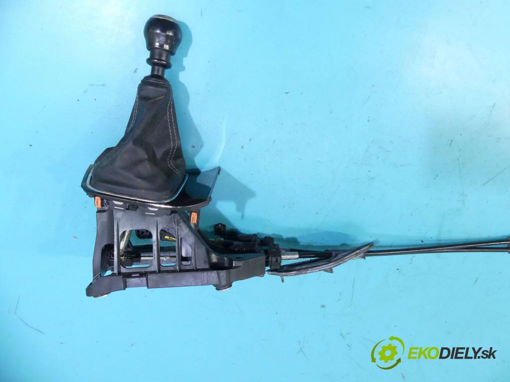 Toyota Auris II 2012-2018 1.6 D4D 111KM manual 82 kW 1598 cm3 5- Páka: Změny: stupeň,rýchlosť  (Rýchlostné páky / kulisy)