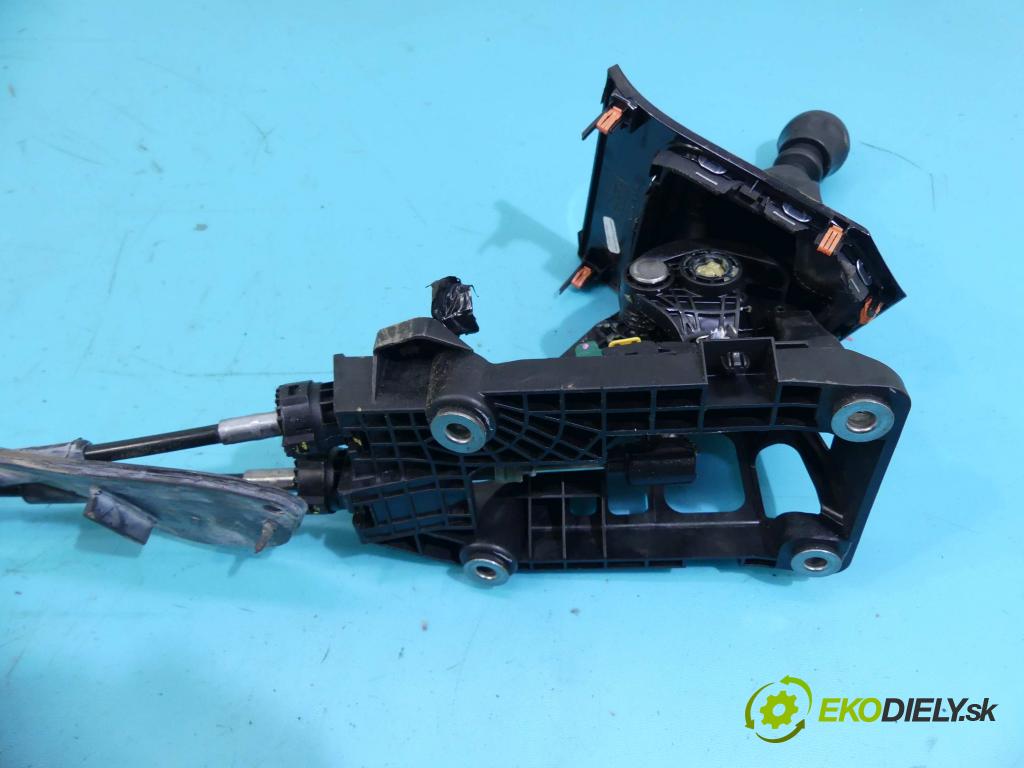 Toyota Auris II 2012-2018 1.6 D4D 111KM manual 82 kW 1598 cm3 5- Páka: Změny: stupeň,rýchlosť  (Rýchlostné páky / kulisy)