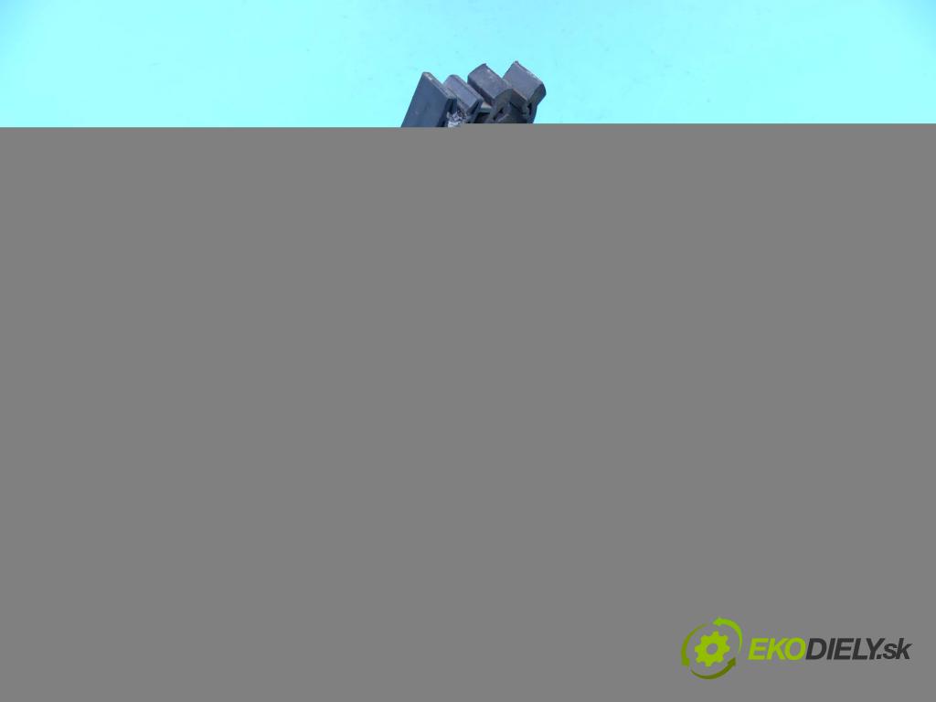 Toyota Auris II 2012-2018 1.6 D4D 111KM manual 82 kW 1598 cm3 5- airbag motora  (Držiaky motora)