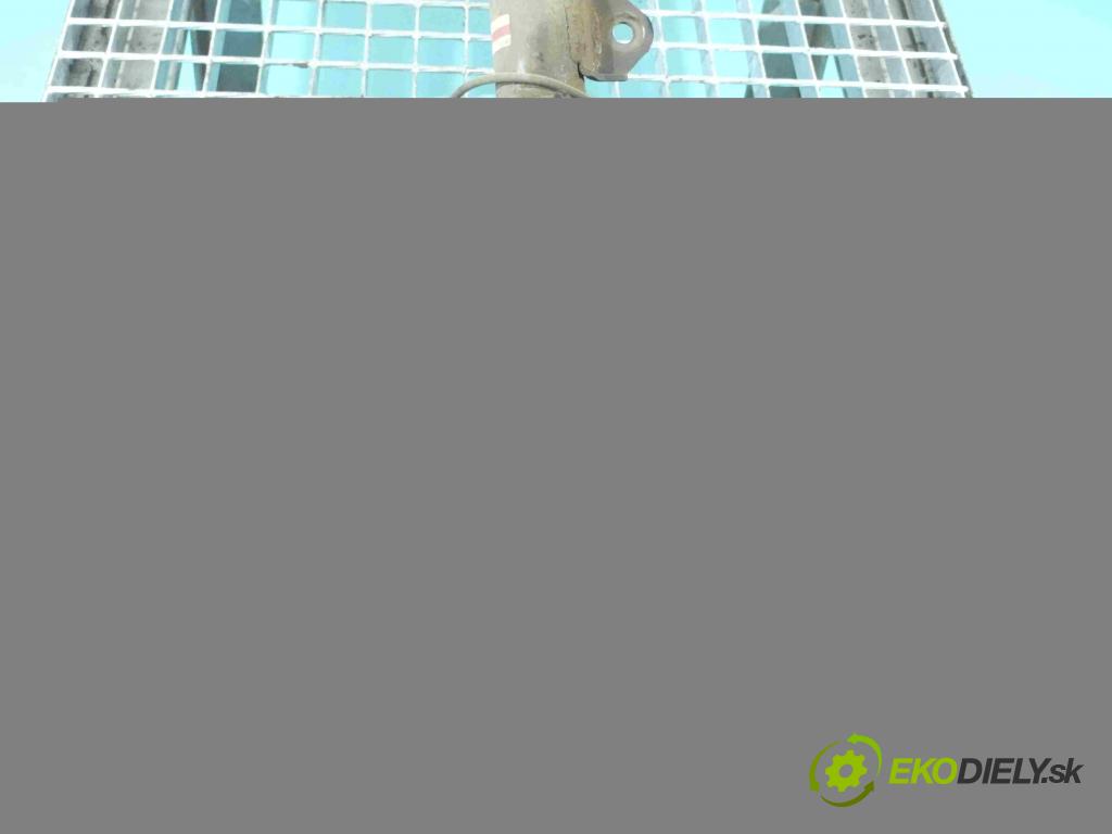 Toyota Auris II 2012-2018 1.6 D4D 111KM manual 82 kW 1598 cm3 5- náboj pravé  (Náboje)