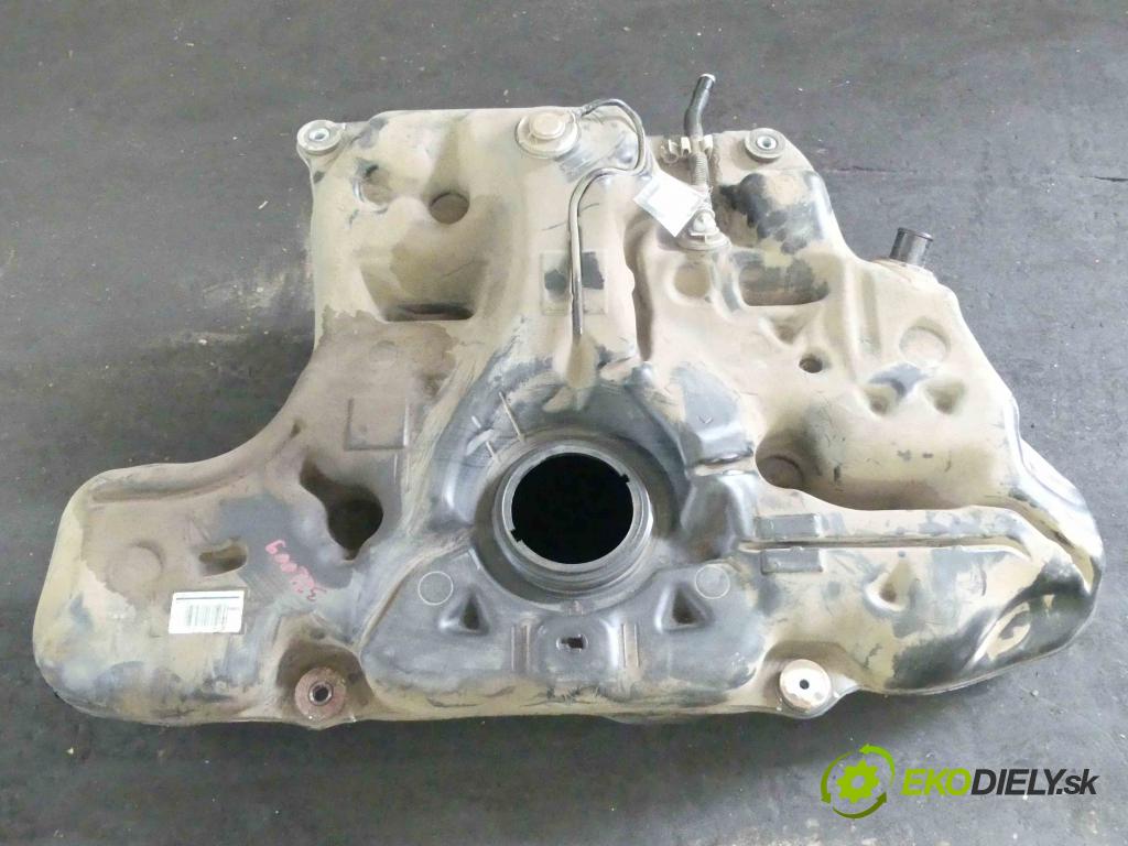 Toyota Auris II 2012-2018 1.6 D4D 111KM manual 82 kW 1598 cm3 5- Nádrž: paliva 77001-02580 (Nádrže)