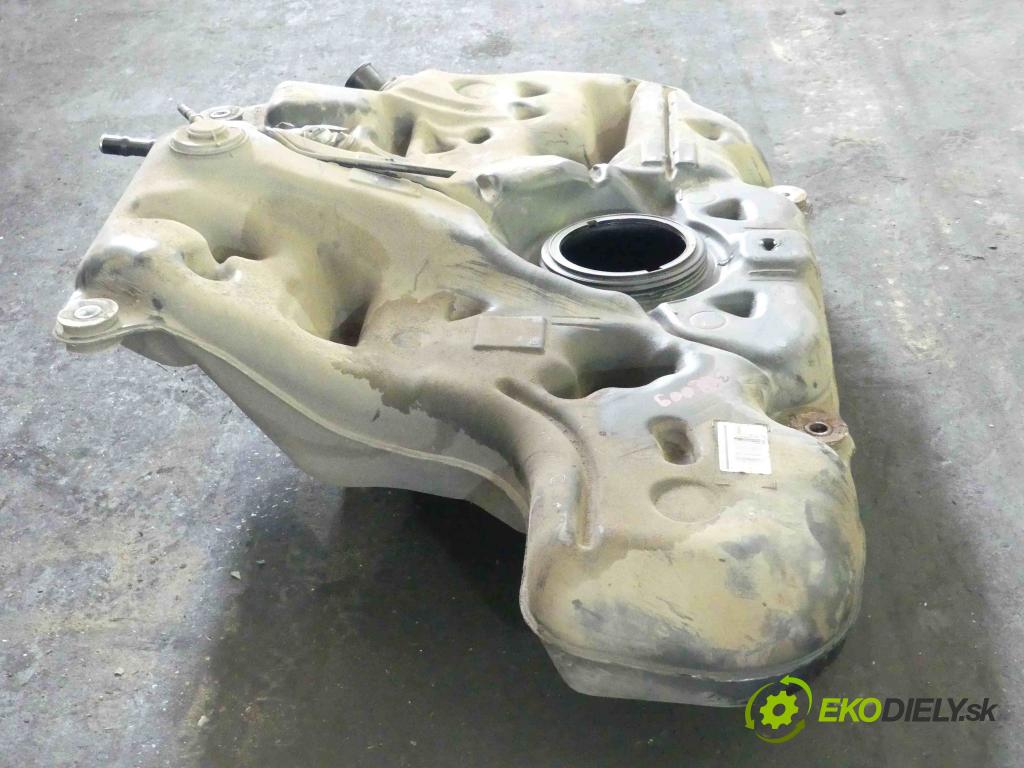 Toyota Auris II 2012-2018 1.6 D4D 111KM manual 82 kW 1598 cm3 5- Nádrž: paliva 77001-02580 (Nádrže)