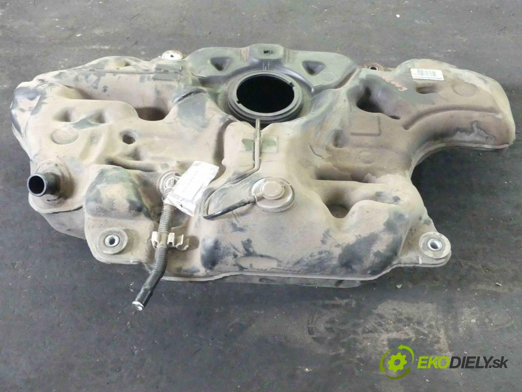 Toyota Auris II 2012-2018 1.6 D4D 111KM manual 82 kW 1598 cm3 5- Nádrž: paliva 77001-02580 (Nádrže)