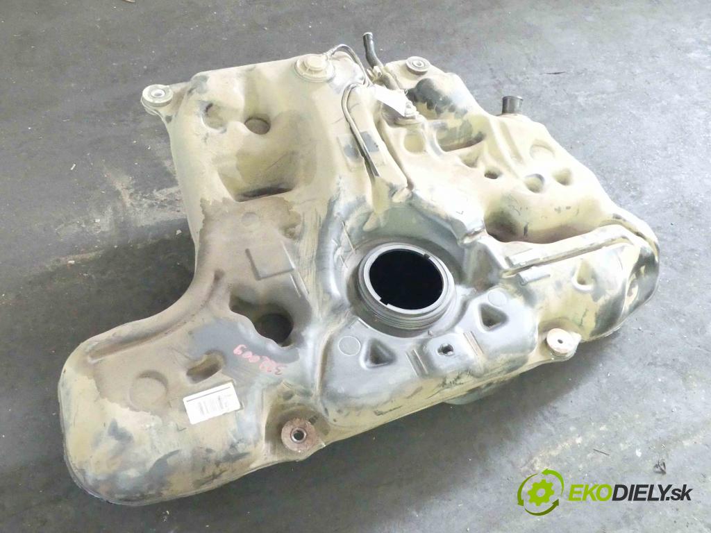 Toyota Auris II 2012-2018 1.6 D4D 111KM manual 82 kW 1598 cm3 5- Nádrž: paliva 77001-02580 (Nádrže)