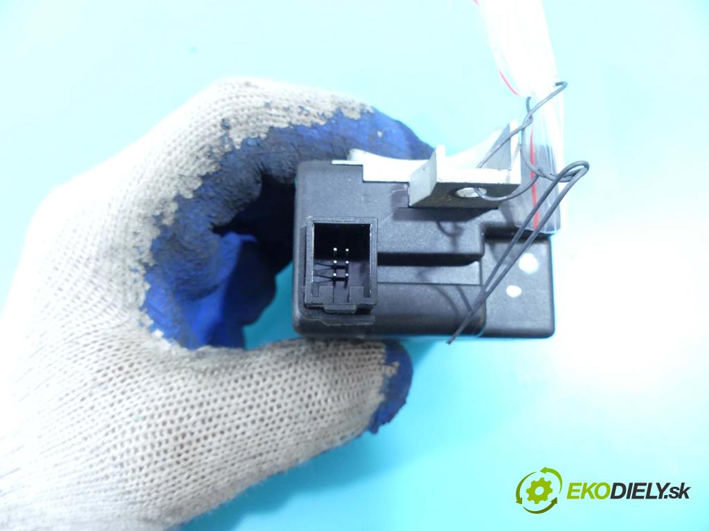 Audi A4 B8 2007-2015 2.7 tdi 190 HP automatic 140 kW 2698 cm3 4- Blokáda: řízení: 8K0905852C (Ostatné)