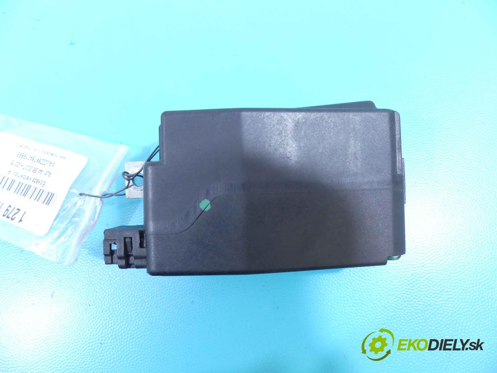 Audi A4 B8 2007-2015 2.7 tdi 190 HP automatic 140 kW 2698 cm3 4- Blokáda: řízení: 8K0905852C (Ostatné)