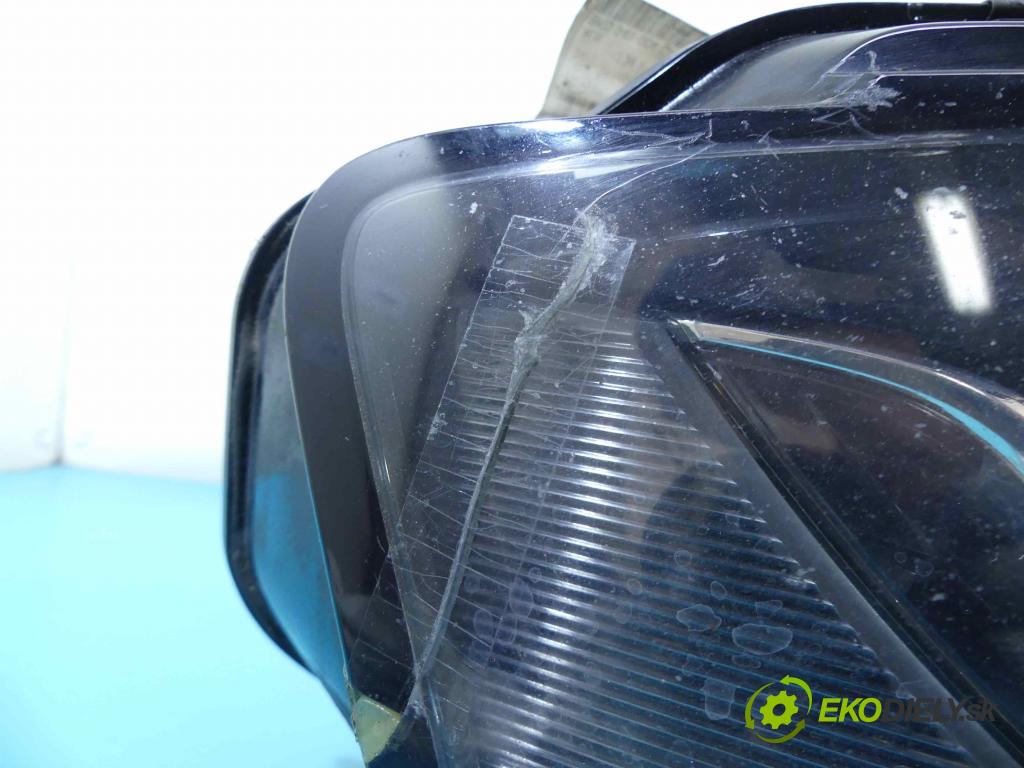 Audi A4 B8 2007-2015 2.7 tdi 190 HP automatic 140 kW 2698 cm3 4- Reflektor: pravý 8K0941004C (Pravé)