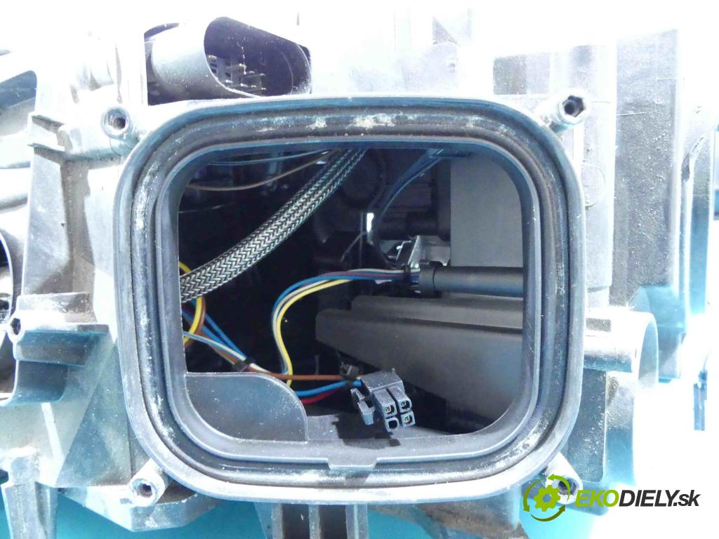 Audi A4 B8 2007-2015 2.7 tdi 190 HP automatic 140 kW 2698 cm3 4- Reflektor: pravý 8K0941004C (Pravé)