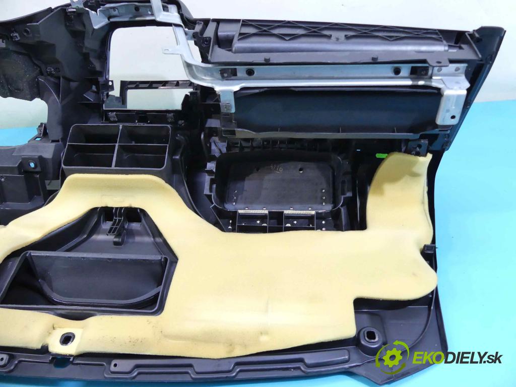 Fiat Punto Grande 1.4 77 HP manual 57 kW 1368 cm3 5- kokpit,pristrojová doska rozdeľovacia