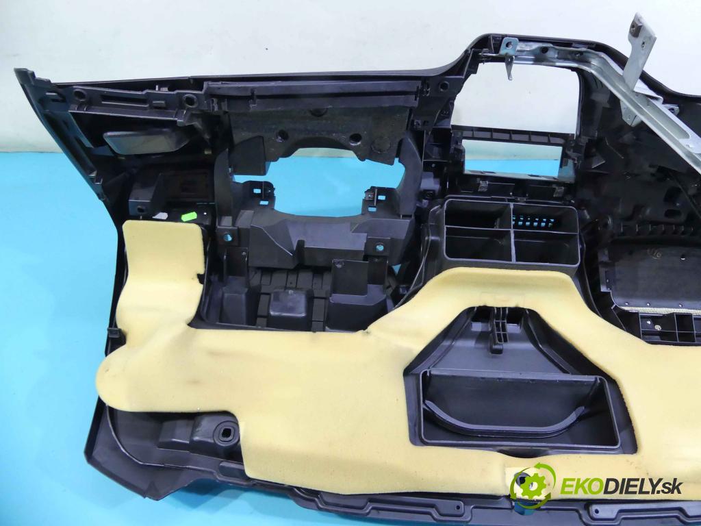 Fiat Punto Grande 1.4 77 HP manual 57 kW 1368 cm3 5- kokpit,pristrojová doska rozdeľovacia