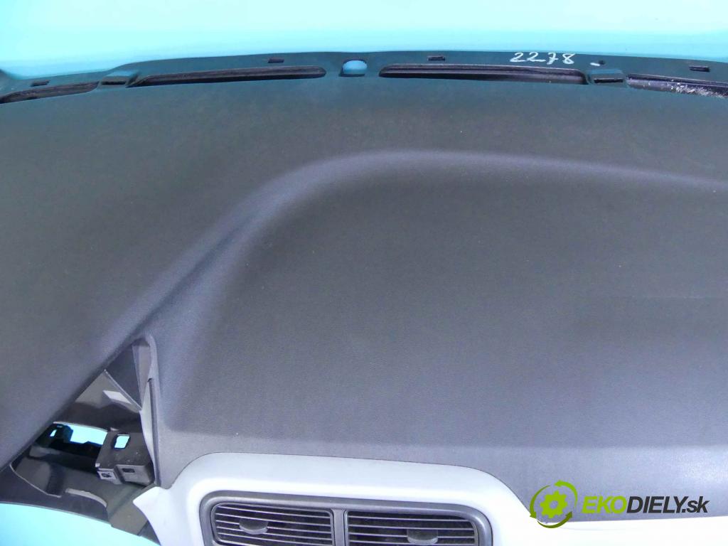 Fiat Punto Grande 1.4 77 HP manual 57 kW 1368 cm3 5- kokpit,pristrojová doska rozdeľovacia