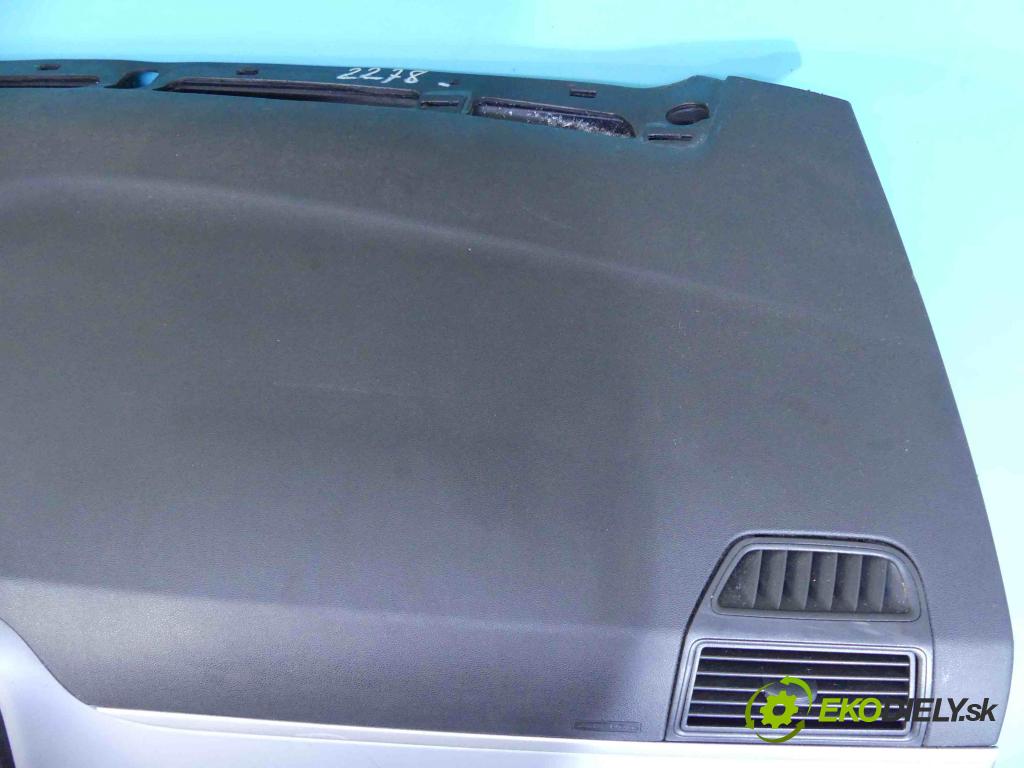 Fiat Punto Grande 1.4 77 HP manual 57 kW 1368 cm3 5- kokpit,pristrojová doska rozdeľovacia