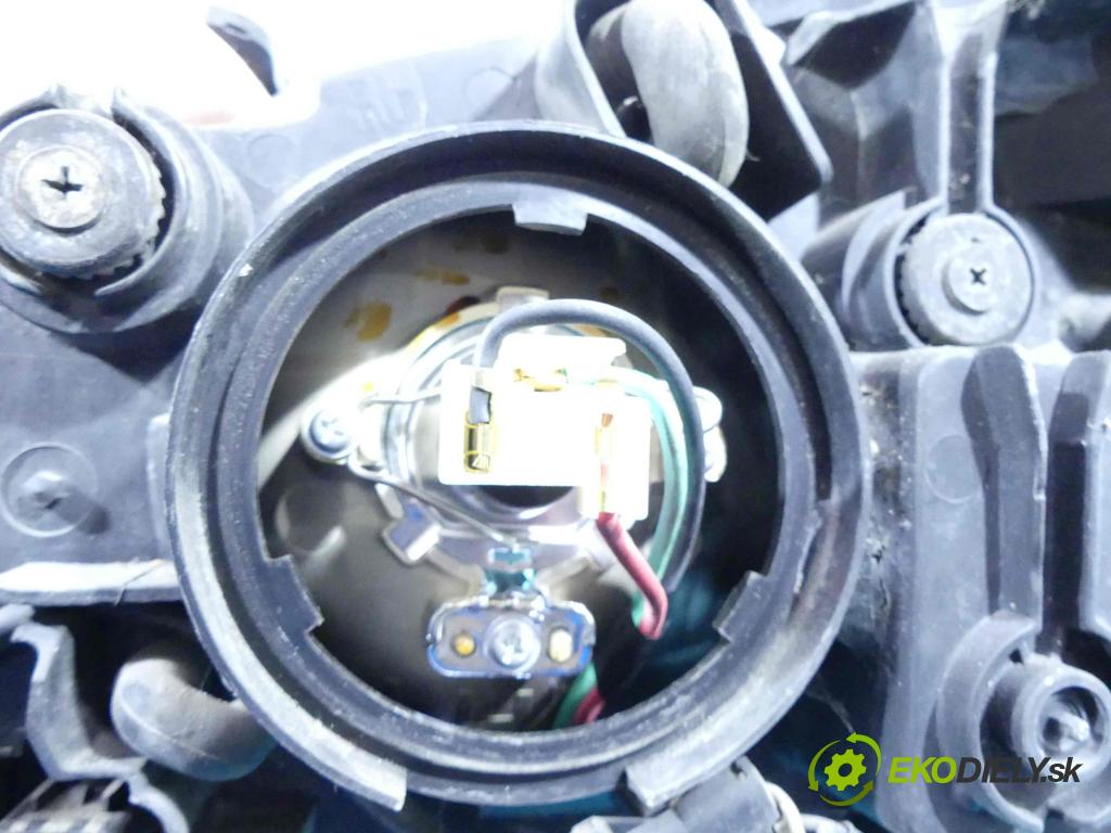 Kia Carens II 2002-2006 2.0 crdi 112KM manual 82,5 kW 1991 cm3 5- Reflektor: pravý  (Pravé)