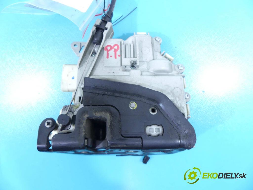 Seat Altea 1.6 tdi 90 hp manual 66 kW 1598 cm3 5- zámek přední pravý 1P1837016E