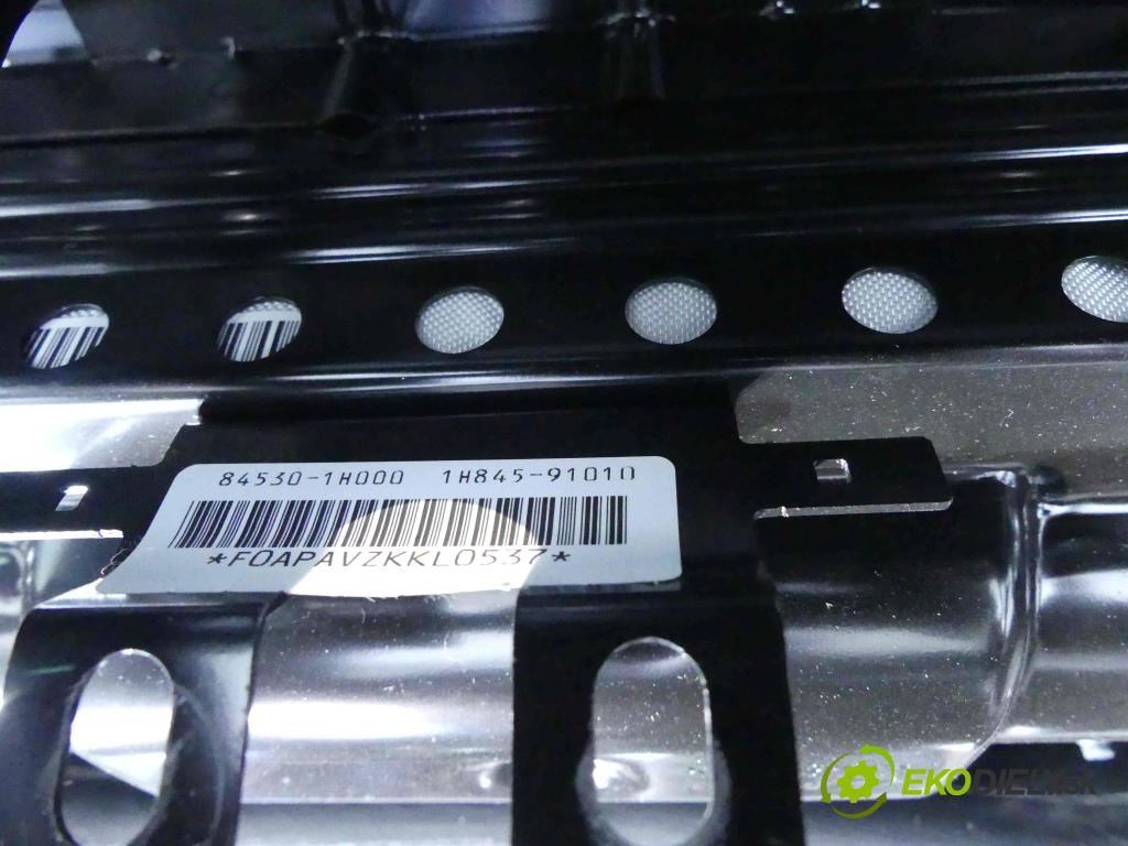 Kia Ceed I 2006-2012 1.6 16v 126 HP manual 93 kW 1591 cm3 3- kokpit,pristrojová doska rozdeľovacia