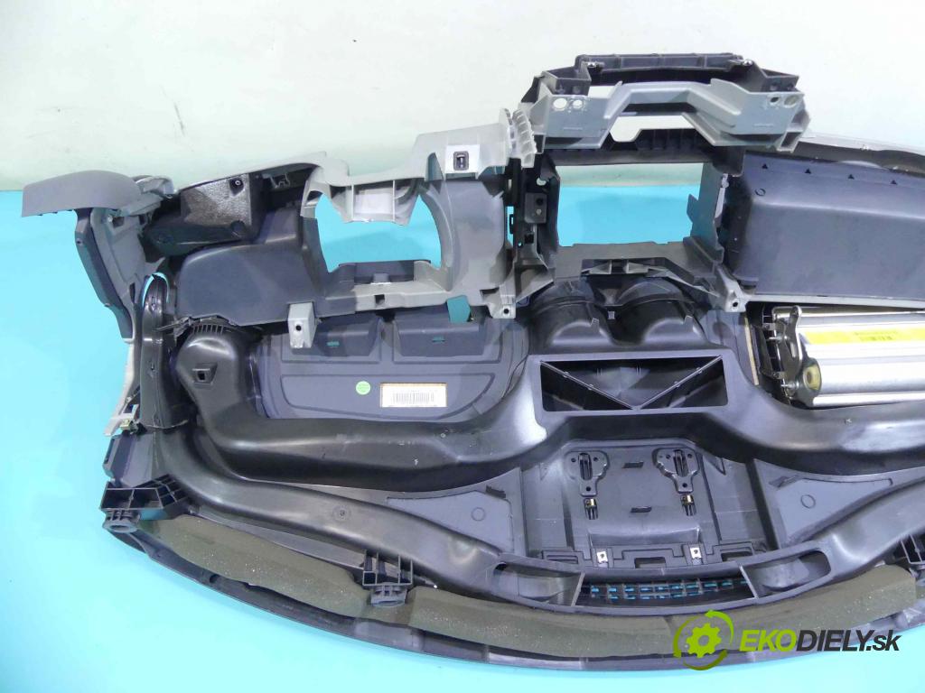 Smart Forfour I 2004-2006 1.5 16v 109 HP manual 80 kW 1499 cm3 5- kokpit,pristrojová doska rozdeľovacia