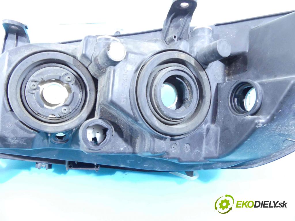 Opel Zafira A 1999-2005 2.0 dti 101 HP manual 74 kW 1995 cm3 5- Reflektor: pravý  (Pravé)