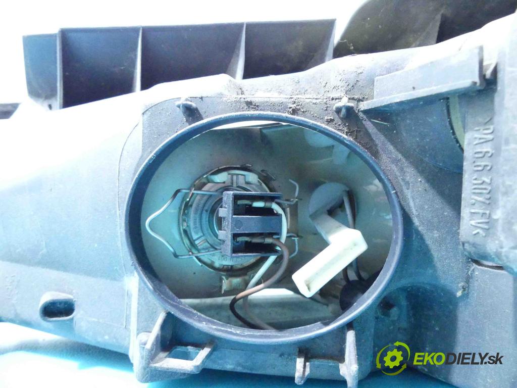 Peugeot 406 1.8 16v 110 HP manual 81 kW 1762 cm3 4- Reflektor: pravý  (Pravé)