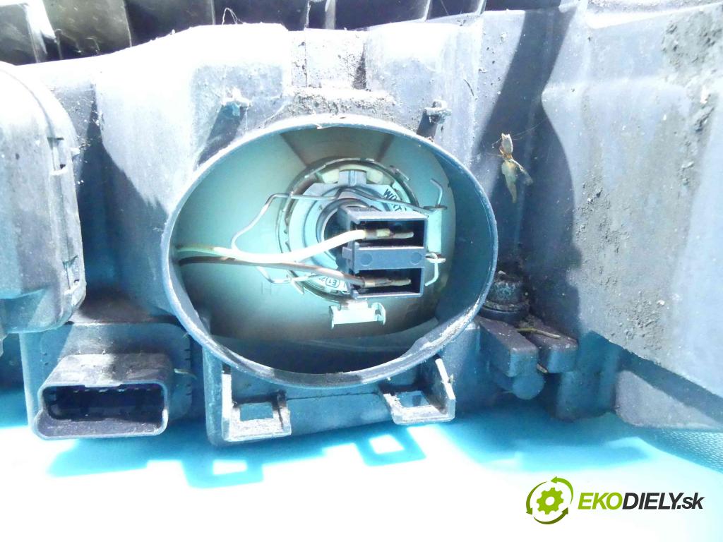 Peugeot 406 1.8 16v 110 HP manual 81 kW 1762 cm3 4- Reflektor: pravý  (Pravé)