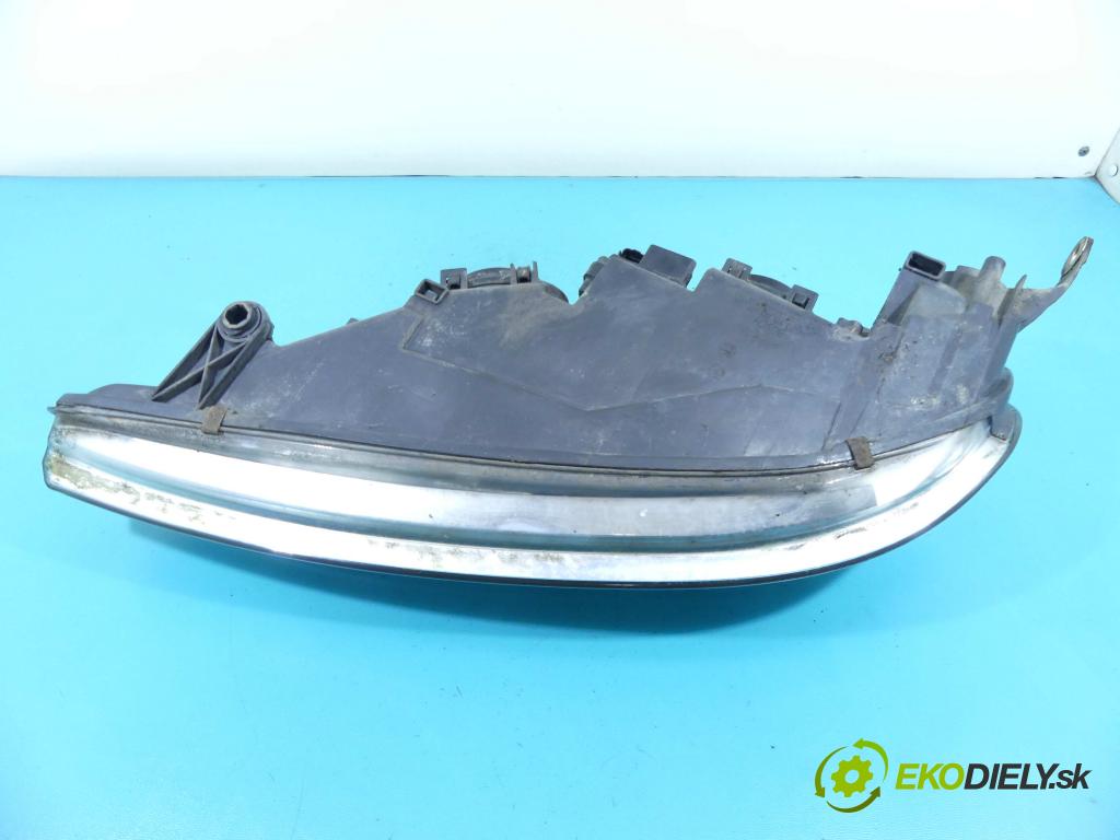 Peugeot 406 1.8 16v 110 HP manual 81 kW 1762 cm3 4- Reflektor: pravý  (Pravé)