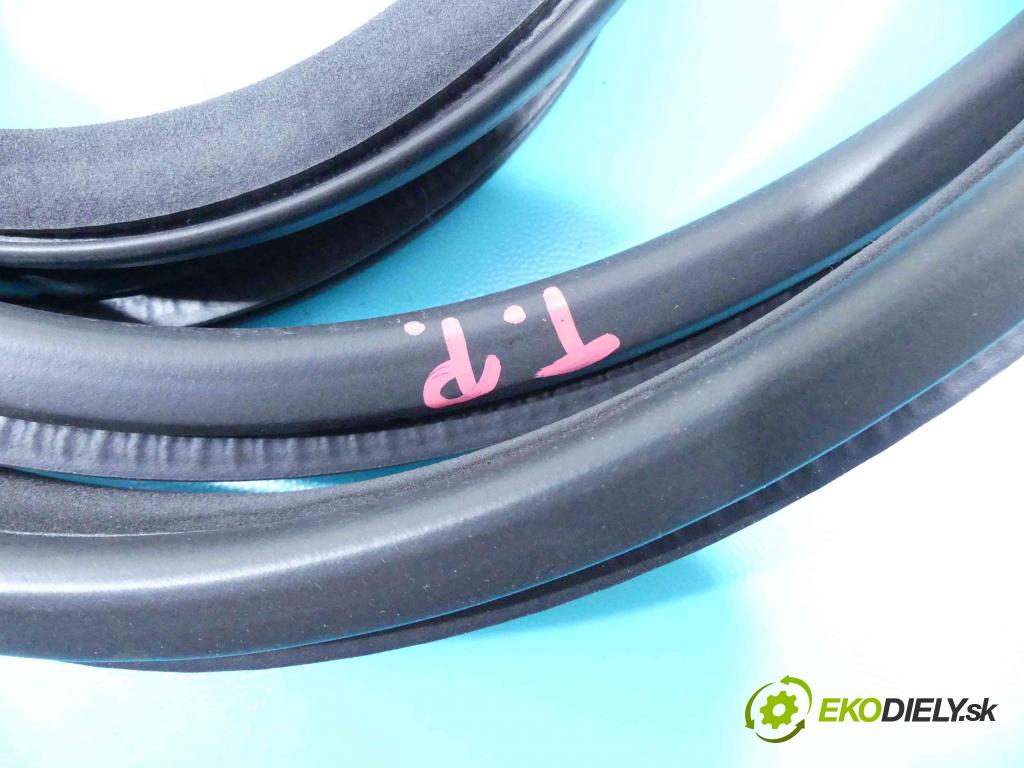 Infiniti Q50 I 2013-2017 2.0 T 211KM automatic 155 kW 1991 cm3 4- Těsnění: dvere zadné pravé  (Ostatné)