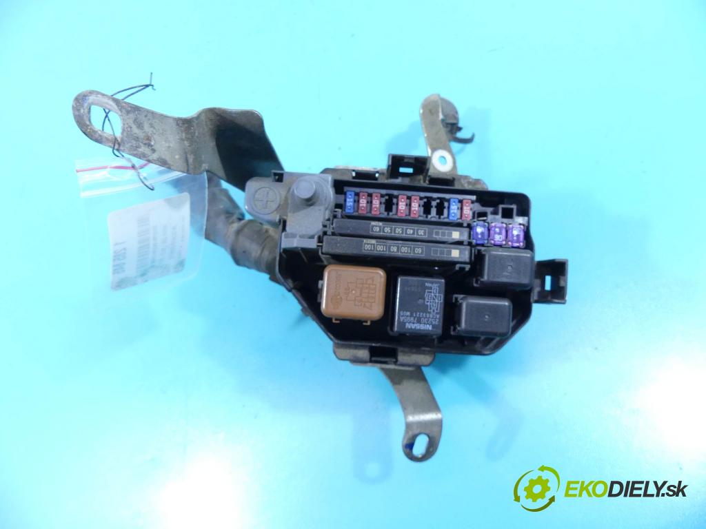 Infiniti Q50 I 2013-2017 2.0 T 211KM automatic 155 kW 1991 cm3 4- skříňka pojistková  (Pojistkové skříňky)