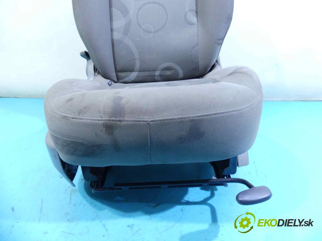 Renault Kangoo II 2008- 1.5 dci 86 HP manual 63 kW 1461 cm3 5- Sedačka pravý  (Sedačky, sedadlá)