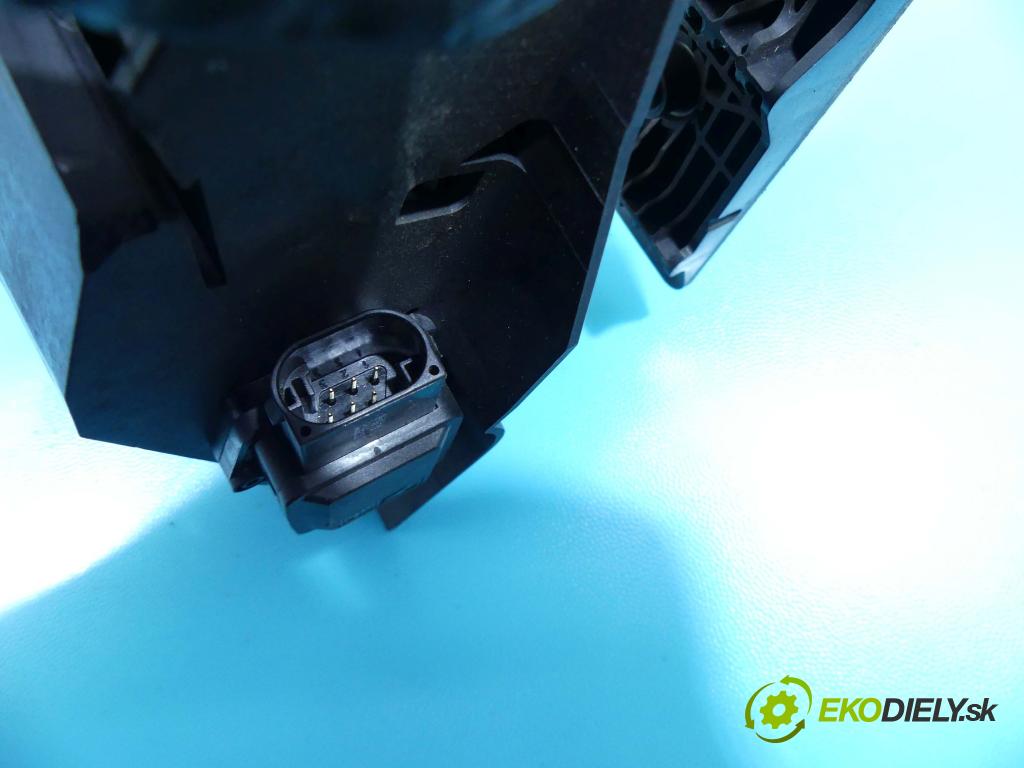 Land rover Range Rover III L322 2001-2012 3.6 TD V8 272 HP automatic 200 kW 3628 cm3 5- pedále 6786285 (Pedále)