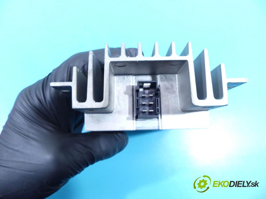 Land rover Range Rover III L322 2001-2012 3.6 TD V8 272 HP automatic 200 kW 3628 cm3 5- Zesilovač: XQK500070 (Zosilňovače)