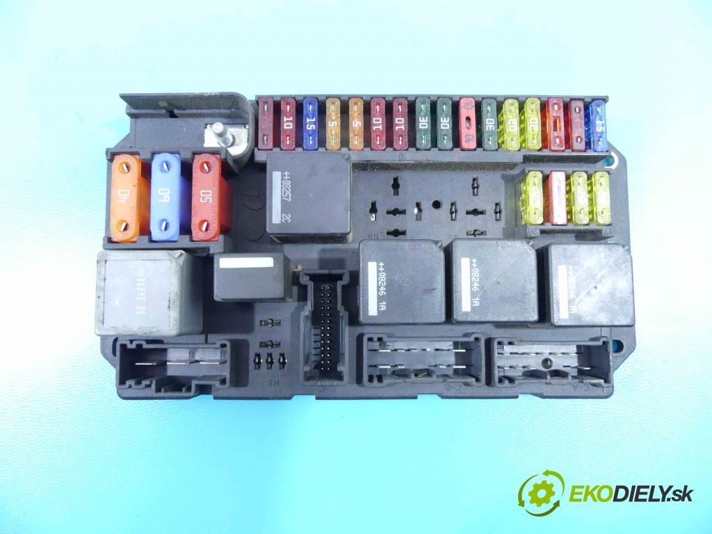 Land rover Range Rover III L322 2001-2012 3.6 TD V8 272 hp automatic 200 kW 3628 cm3 5- skříňka pojistková 518879002 (Pojistkové skříňky)