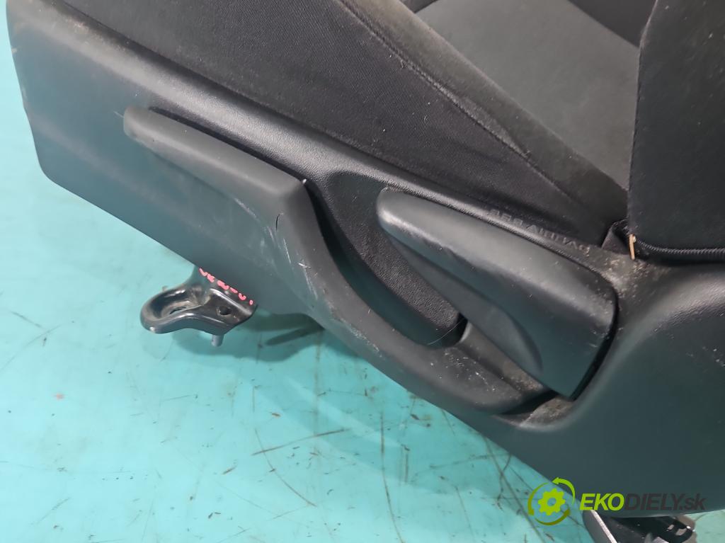 Toyota Yaris III 2011-2020 1.0 vvti 69KM manual 51 kW 998 cm3 5- Sedačka ľavý  (Sedadlo)