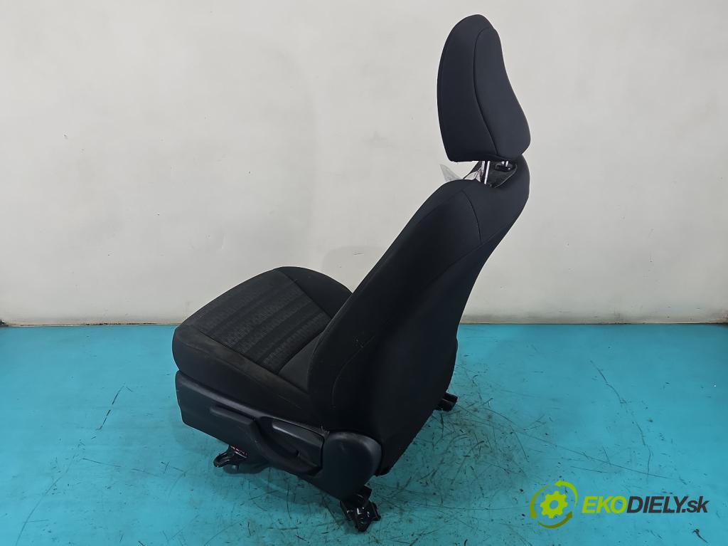 Toyota Yaris III 2011-2020 1.0 vvti 69KM manual 51 kW 998 cm3 5- Sedačka ľavý  (Sedadlo)