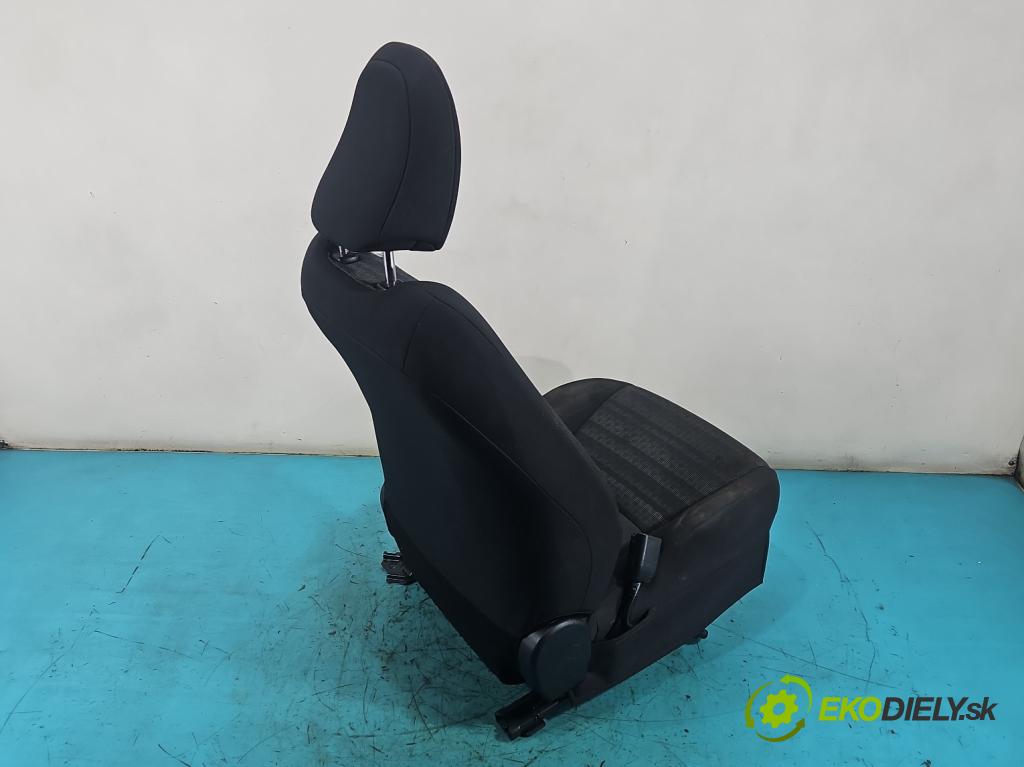 Toyota Yaris III 2011-2020 1.0 vvti 69KM manual 51 kW 998 cm3 5- Sedačka ľavý  (Sedadlo)