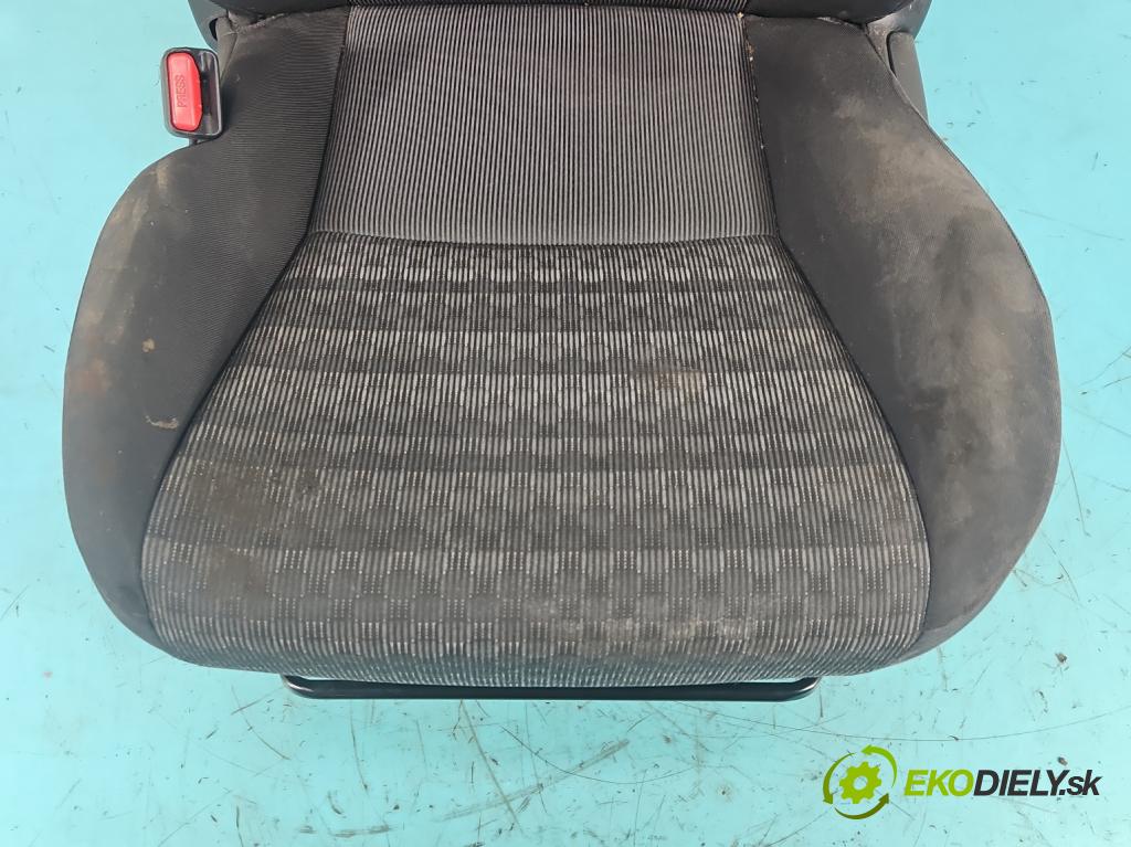 Toyota Yaris III 2011-2020 1.0 vvti 69KM manual 51 kW 998 cm3 5- Sedačka ľavý  (Sedadlo)