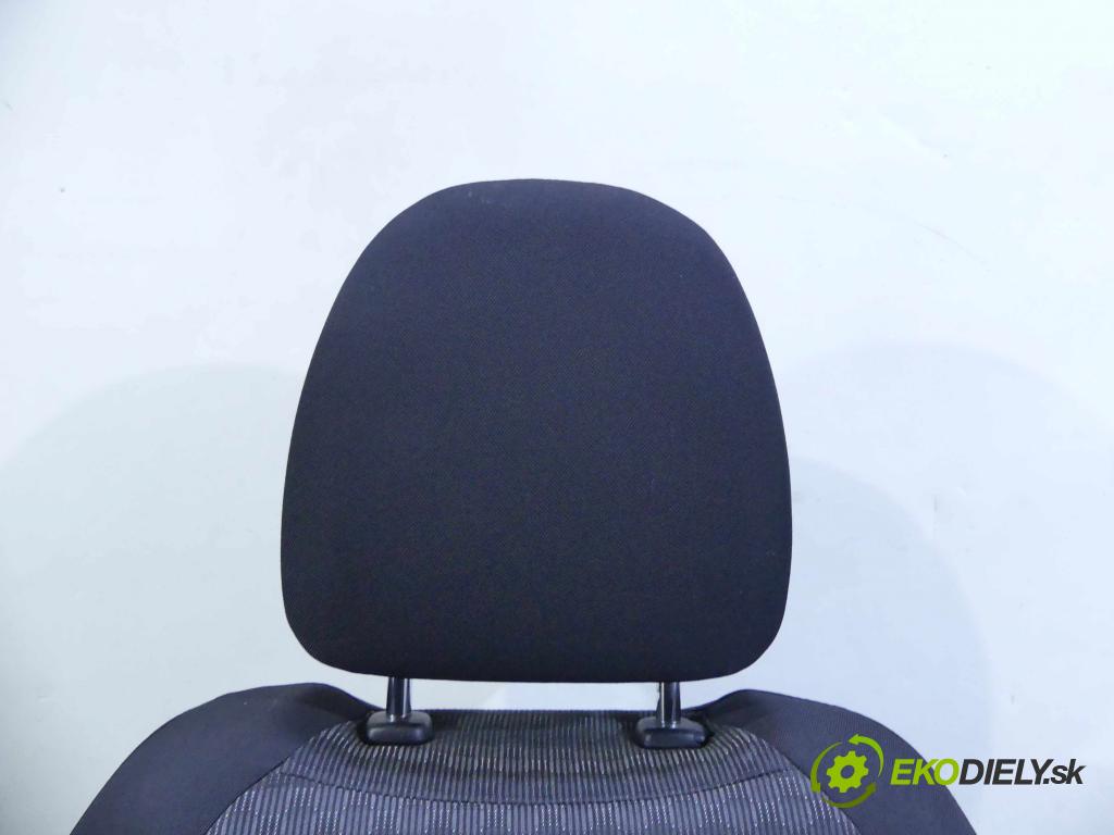 Toyota Yaris III 2011-2020 1.0 vvti 69KM manual 51 kW 998 cm3 5- Sedačka pravý  (Sedačky, sedadlá)