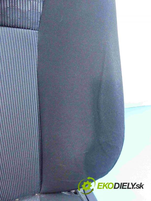 Toyota Yaris III 2011-2020 1.0 vvti 69KM manual 51 kW 998 cm3 5- Sedačka pravý  (Sedačky, sedadlá)