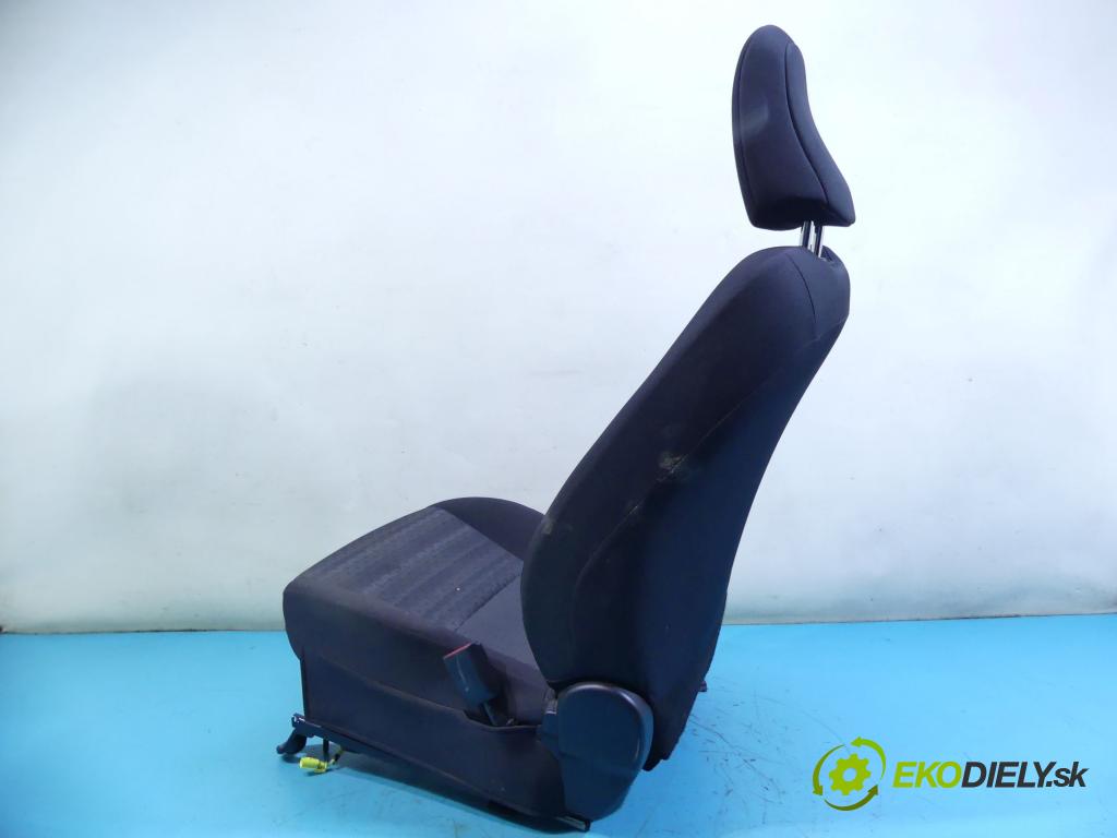 Toyota Yaris III 2011-2020 1.0 vvti 69KM manual 51 kW 998 cm3 5- Sedačka pravý  (Sedačky, sedadlá)