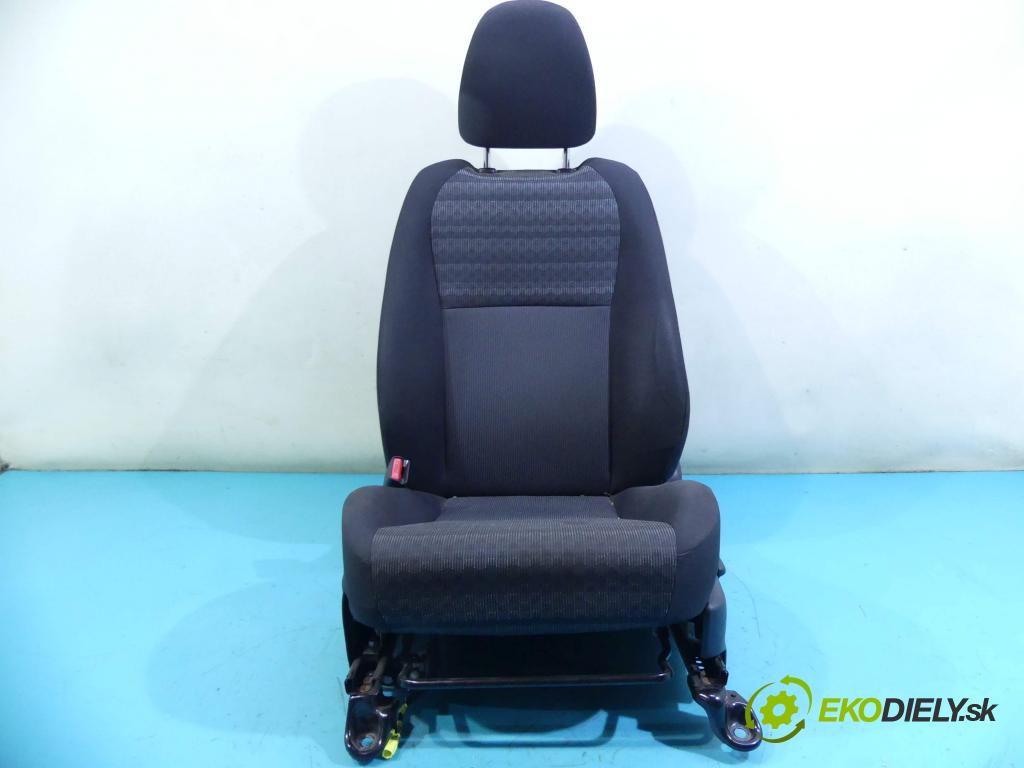 Toyota Yaris III 2011-2020 1.0 vvti 69KM manual 51 kW 998 cm3 5- Sedačka pravý  (Sedačky, sedadlá)