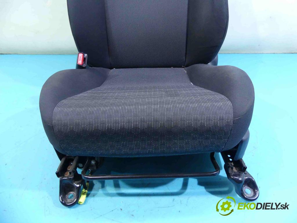 Toyota Yaris III 2011-2020 1.0 vvti 69KM manual 51 kW 998 cm3 5- Sedačka pravý  (Sedačky, sedadlá)