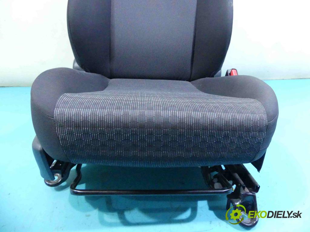 Toyota Yaris III 2011-2020 1.0 vvti 69KM manual 51 kW 998 cm3 5- Sedačka pravý  (Sedačky, sedadlá)