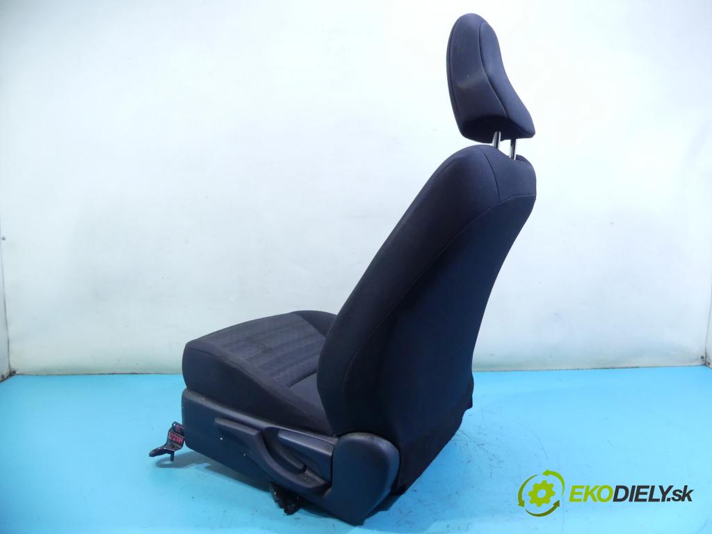 Toyota Yaris III 2011-2020 1.0 vvti 69KM manual 51 kW 998 cm3 5- Sedačka pravý  (Sedačky, sedadlá)