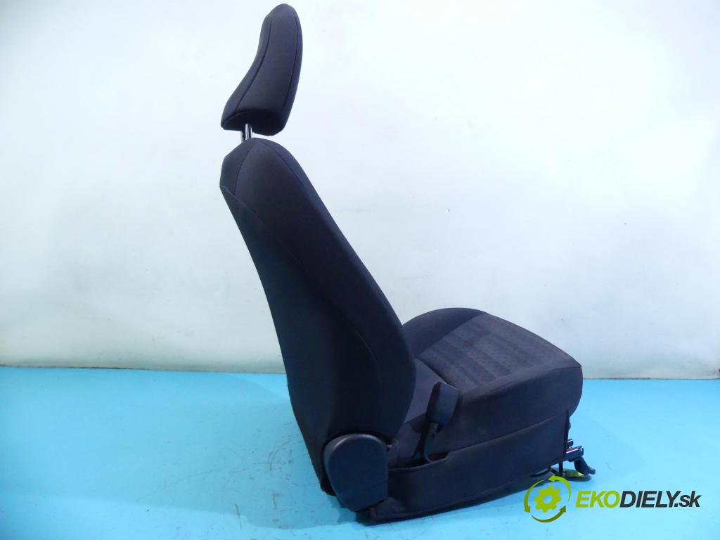 Toyota Yaris III 2011-2020 1.0 vvti 69KM manual 51 kW 998 cm3 5- Sedačka pravý  (Sedačky, sedadlá)