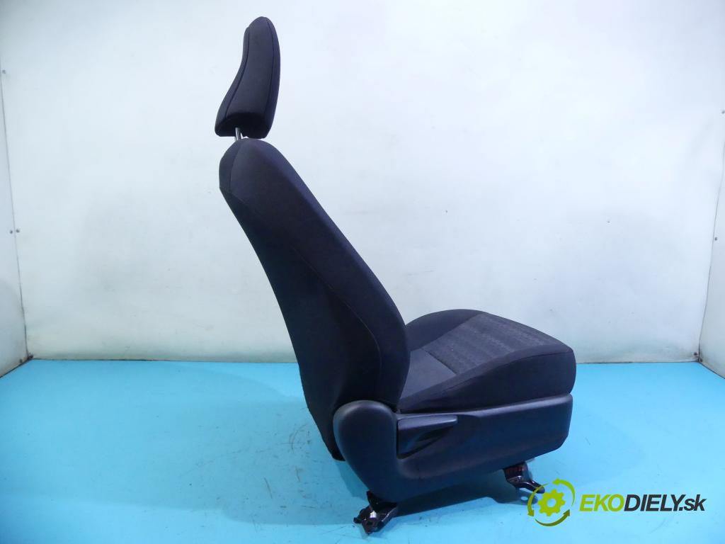 Toyota Yaris III 2011-2020 1.0 vvti 69KM manual 51 kW 998 cm3 5- Sedačka pravý  (Sedačky, sedadlá)